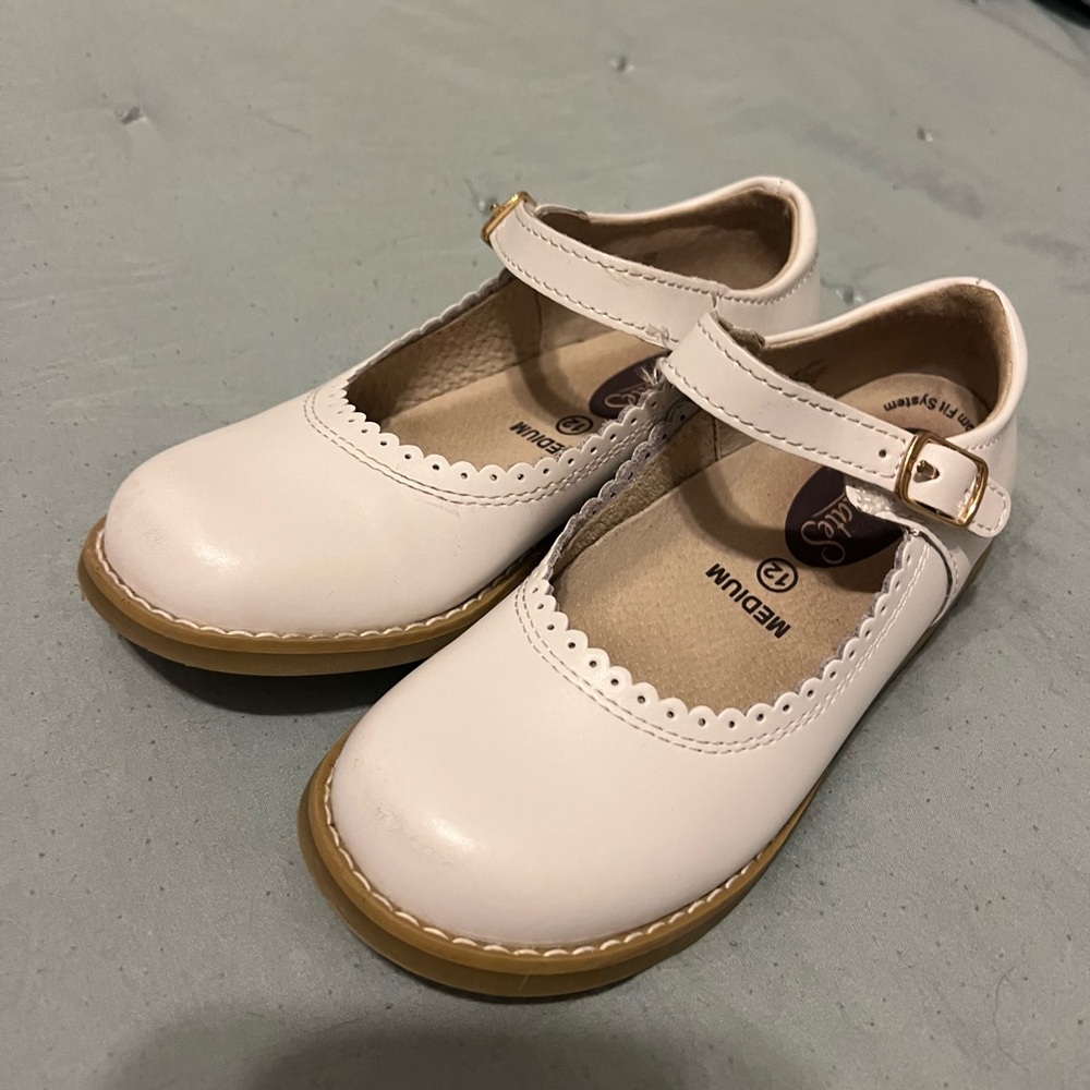 FootMates White and Tan Dress Shoes with Classic Mary Jane Design